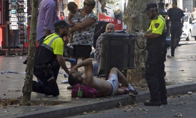 Βαρκελώνη: Η στιγμή που το βαν παρασύρει πεζούς! Βίντεο ντοκουμέντο